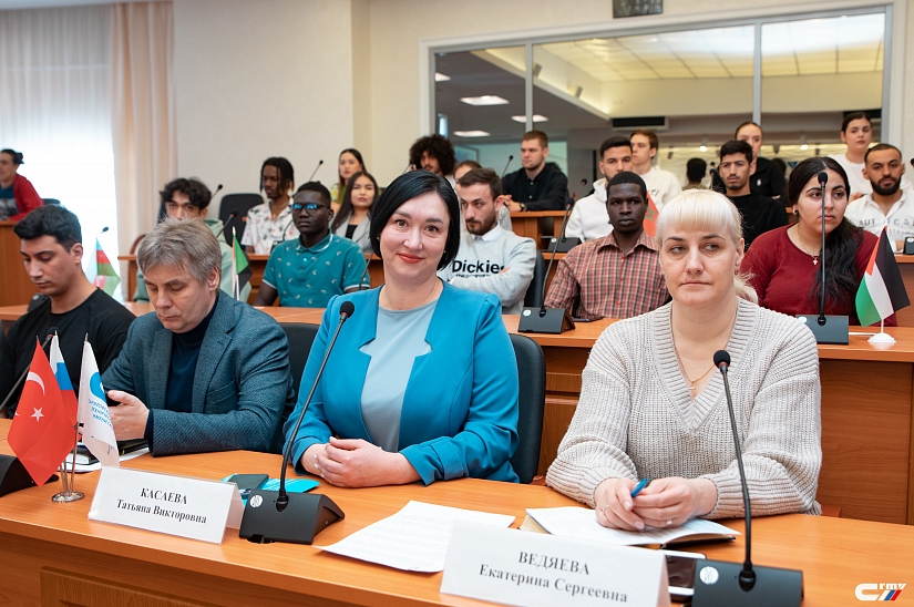 Foreign students talked with Alexander Sotnichenko in the format "Dialogue on equal terms"