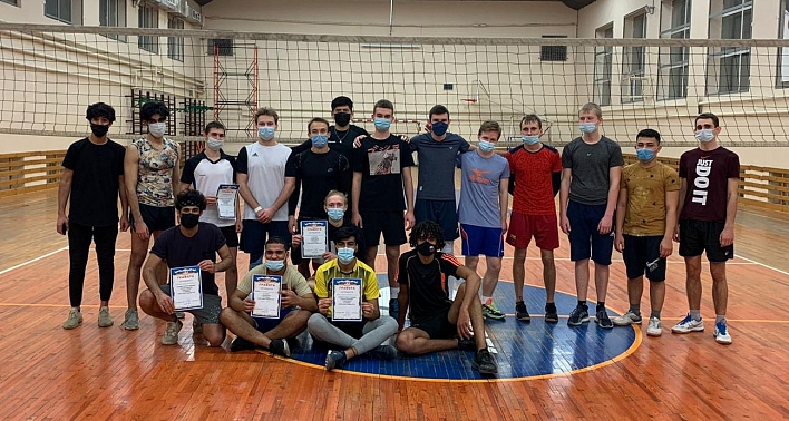 The university held a New Year volleyball tournament